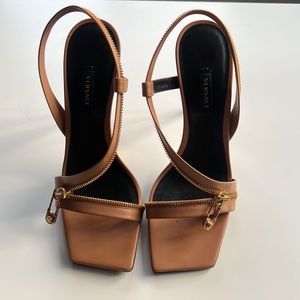 Versace Sandalo Vitellino Caramel-Oro Heels Calf Leather